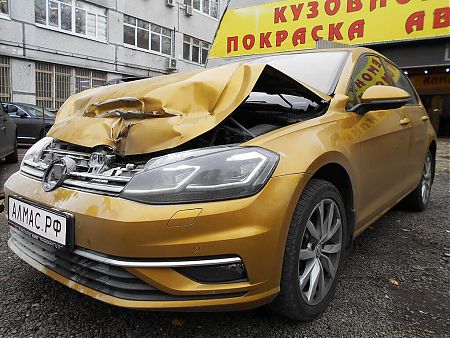 Volkswagen Golf после ДТП вид сбоку